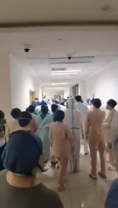 上海六院的另一条视频，疑似医生要求护士在没有防护措施的情况下去护理阳性患者被拒，医生对护士大打出手