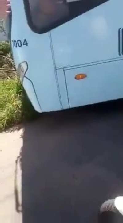Sobrevivente brasileiro tentando trabalhar...