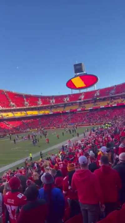 The Chiefs playing &ldquo;the wheels on the bus go round and round.&rdquo; as Raiders leave the field 🤣🤣