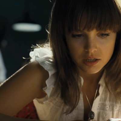 Mena Suvari - petite plot in 'The Mysteries of Pittsburgh'