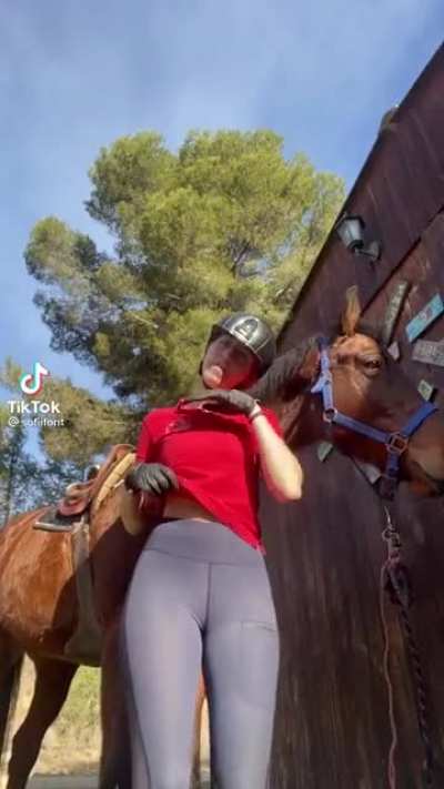Horse girl got ass 👀