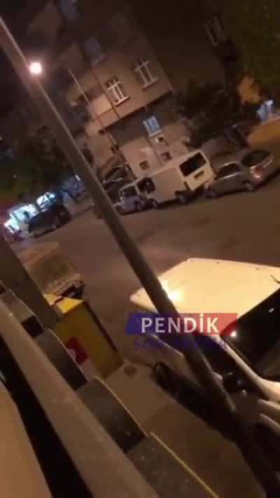İstanbul Esenler'de 19 yaşındaki Asiye Nur Atalay sokak ortasında başından silahla vurularak &ouml;ld&uuml;r&uuml;ld&uuml;. Cinayeti işleyen zanlının 16 su&ccedil; kaydı olduğu &ouml;ğrenildi.
