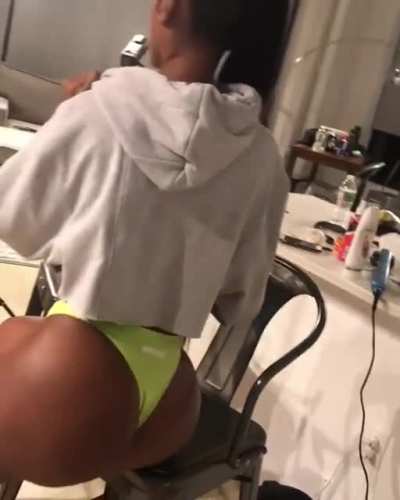 Pull the Gstring out of her phat ass with my teeth<wbr>🤤🤤🤤🤤