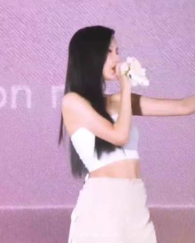 230722 Mina