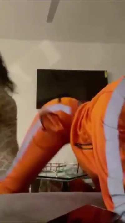 Throwing dat ass back