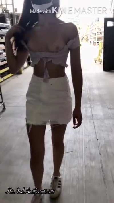 People behind me don&rsquo;t realize I&rsquo;m walking the isle with my top down [GIF]