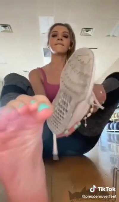 shoes and socks removel