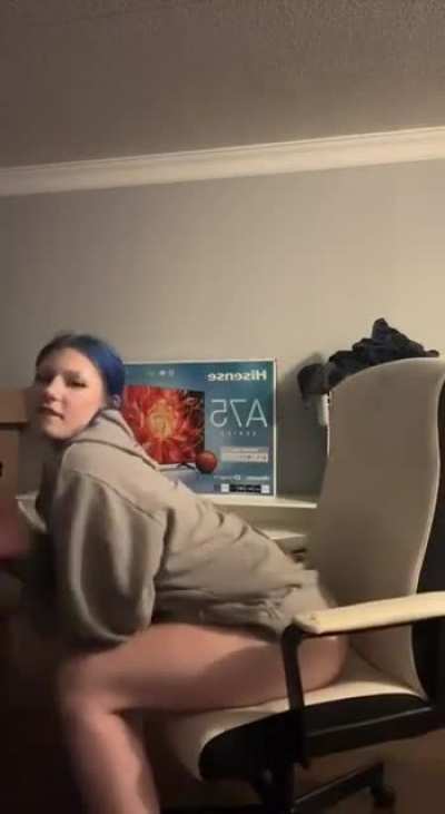Sariah farts on the chair
