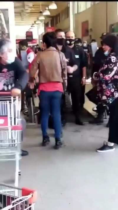 Crazy Chilean Karen kicks shopping cart, gets hit back