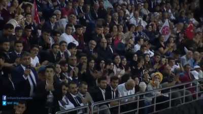 Yaya ge&ccedil;idinde s&uuml;r&uuml;c&uuml; bana yol verir. Ben: