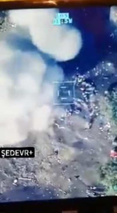 Sosyal mesafe kuralına uymayan erm*ni askerlerine Bayraktar İHA tarafından 500er lira ceza kesiliyor. Oynat Bakalım.