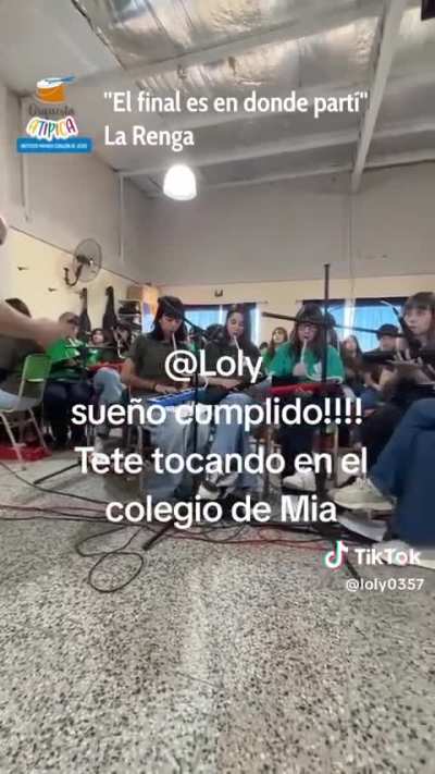 Tete Iglesias (La Renga) tocando con los pibes en un colegio.