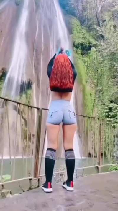 👩🏻&zwj;🦰 She Makes Hair Contact Before She Makes Eye Contact!