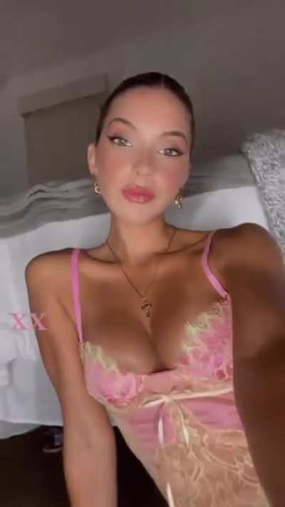 Hottie in the bedroom (Instagram story)