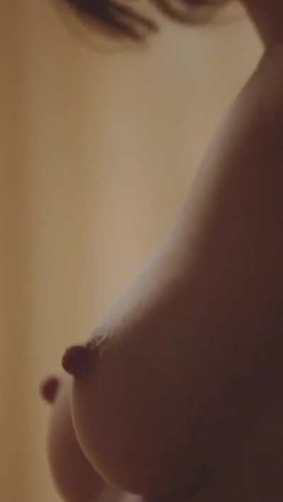 Lizzy Caplan 