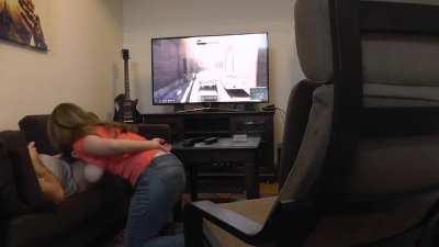Free Use Gamer Girlfriend Sucks and Swallows