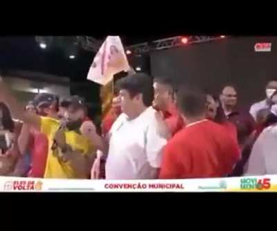 Ex-prefeito Eun&eacute;lio Mendon&ccedil;a(PCdoB) de Santo Ant&ocirc;nio dos Lopes MA, colocou quatro surdos-mudos pra discursar na conven&ccedil;&atilde;o do partido para a escolha do candidato a prefeito.