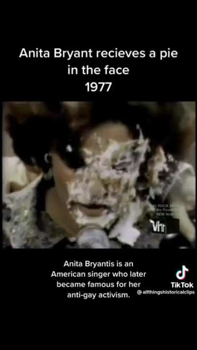 45 years ago anti-gay activist was pied on national television by a gay guy pretending to be a reporter 🥰