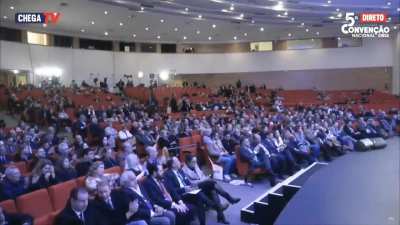 parece v&iacute;deo do porta dos fundos: brasileiro eleito deputado em portugal, por um partido racista anti-imigra&ccedil;&atilde;o, fazendo esse discurso: