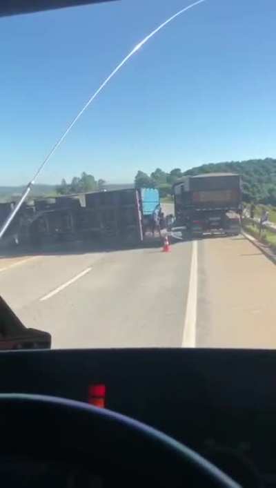 Esses dias postei um video do povo se aglomerando para furtar um caminh&atilde;o que tinha apenas saido da pista. Como n&atilde;o tem nada t&atilde;o ruim que n&atilde;o possa piorar, agora foi a vez de um caminh&atilde;o de PVC tombar. O motorista veio a &oacute;bito no local, porem isso n&atilde;o imp