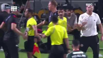 Odair Hellmann e Steven Gerrard discutem em jogo pelo Saudit&atilde;o
