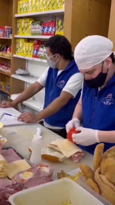 el de crudo y queso va con manteca o sin?