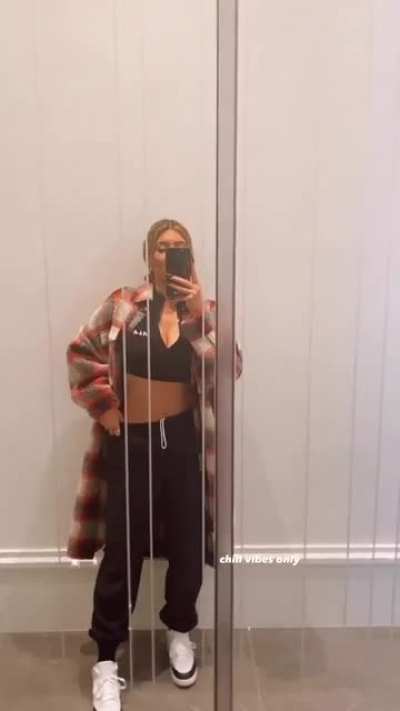 slight cleavage
