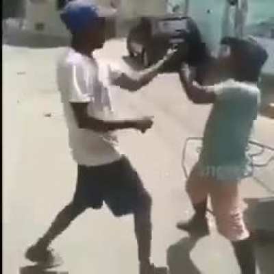 Olha seu pai kkkkk, o cara ta brabo d+ no karate😎😎😎🙏🙏🙏