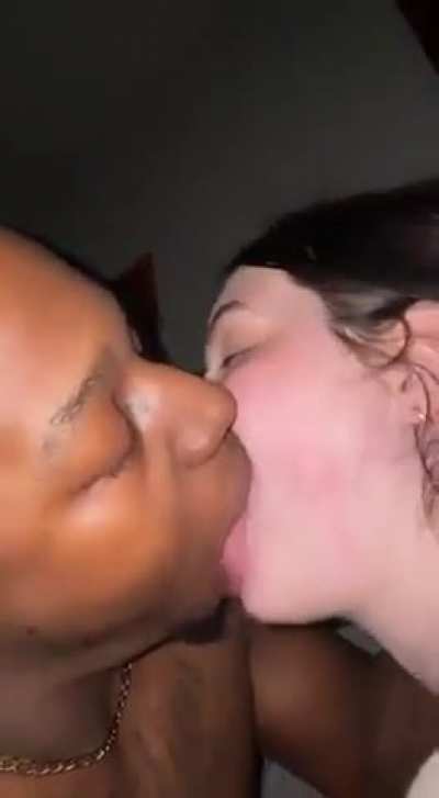 Whooo knoss her