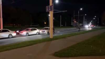 Man in Belarus escapes riot police by jumping into a taxi car which drives away instantly || OP(u/Flaky-Love682)