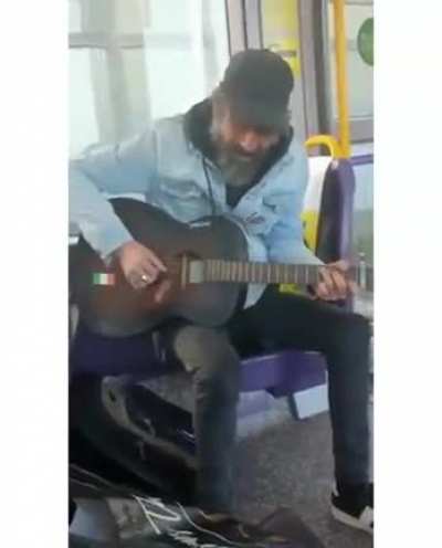 Busker entertains autistic child by performing "You've Got a Friend in Me"