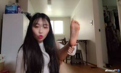 Ridiculously cute streamer smells her feet