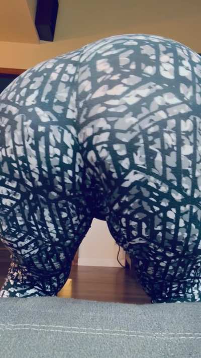 You&rsquo;re gonna love the noises that come out of my beautiful ass right before I sit on your face 💨 😈