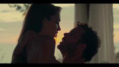 Hande Er&ccedil;el in R&uuml;zgara bırak