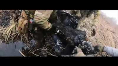 Company Group Team evacuating the remains of a downed Ukranian MI-24s crew and patrolling on the border with the Russian Belgorod region (graphic)
