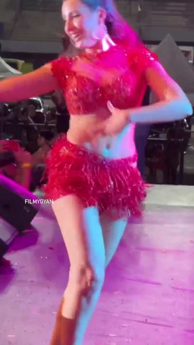 Nora Fatehi blessing the audience 