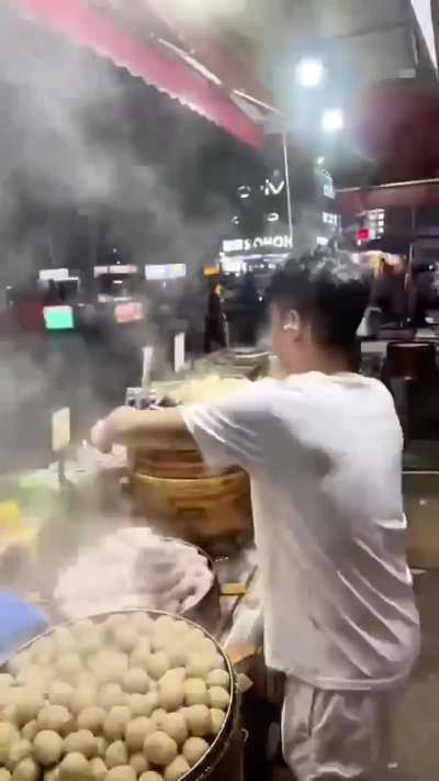 现在很多早餐店，没有技术照样开，包子馒头油条甚至稀饭，都是预制的了