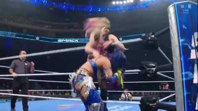 Kairi Sane rams her shoulder into Alexa&rsquo;s stomach!