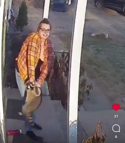Mother of the year protects her daughter from raccoon