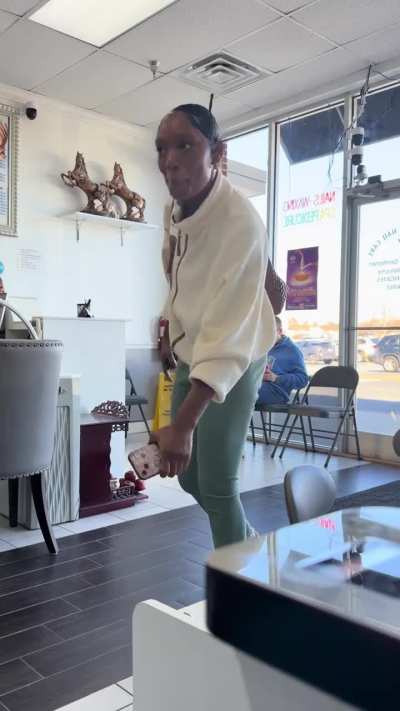 Woman goes full racist at a nail salon - Lovejoy, Georgia