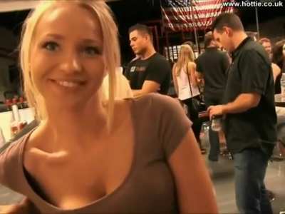 Hot Chick in a Bar Shows Everything