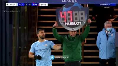 Linesman holds up 9 for Aguero&rsquo;s substitution, Aguero notices it and tells him of the mistake