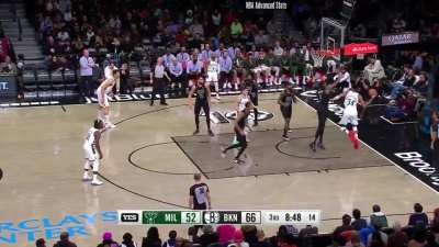 [Highlight] Giannis throws the ball directly to Ben Simmons, who finds Nic Claxton for the finish over Brook Lopez.