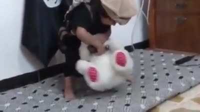 Beyler böyle şeyler çocuk istismarına giriyor mu? Çocuğa da oyuncak kestirmezsin amk
