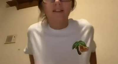 Teen Streamer Flashes her Massive Titties to her Livestream Chat because they asked