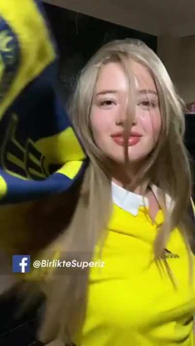 GE&Ccedil;EN G&Uuml;N BU G&Uuml;ZEL HANIMEFENDİYİ PAYLAŞIP YAŞA FENERBAH&Ccedil;EM DİYİP BEŞİKTAŞ LOGOSU KOYMUŞTUM PPME, Hİ&Ccedil; KİMSE FARK EDİP UP VERMEDİ. BUG&Uuml;N G&Uuml;ZELLER G&Uuml;ZELİ HANIMEFENDİNİN İNSTASINI BULDUM BUYRUN EFENDİLER @dakotahelen (O KADAR UĞRAŞTIM UP VERİN PEZEVENGLER)