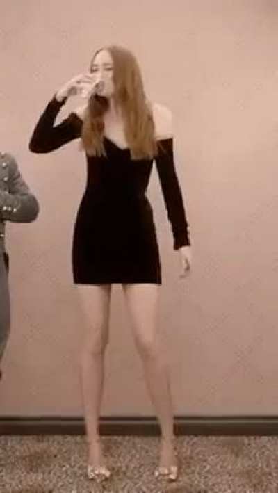 Short skirt and legs for days 😍😍
