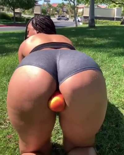 Lemme eat that peach 🍑🤤