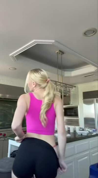 Shaking her tits and twerking in the kitchen