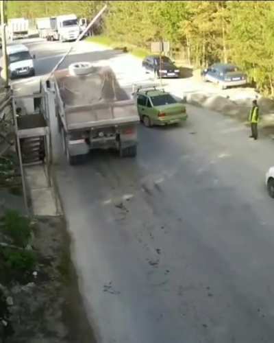 impatient driver&rsquo;s car gets ruined